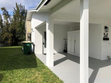 Fully Renovated 2/2 Single Family Waterfront Home w/ Many - photo 27