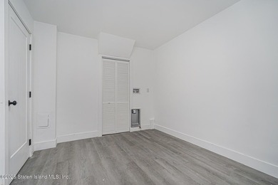 Fully Renovated Townhouse Near Forest Ave - Building size 14x42 - photo 32