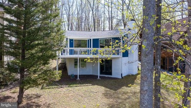 Welcome to your lakefront dream home in the highly sought-after - photo 5