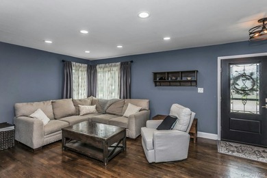 Welcome to this beautifully renovated, in 2021, 3 bedroom, 3 - photo 4