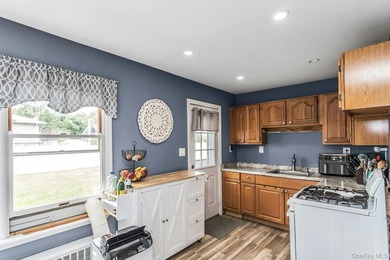 Welcome to this beautifully renovated, in 2021, 3 bedroom, 3 - photo 10