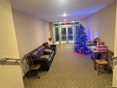 Move-right into this bright and updated top-floor 1-bedroom, 1 - photo 2