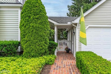 Nestled on one of Grosse Pointe's most coveted streets, this - photo 4