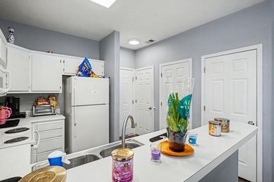 Bright and inviting 2-bedroom, 2-bathroom second-floor end-unit - photo 4