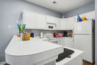 Bright and inviting 2-bedroom, 2-bathroom second-floor end-unit - photo 5