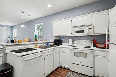 Bright and inviting 2-bedroom, 2-bathroom second-floor end-unit - photo 6