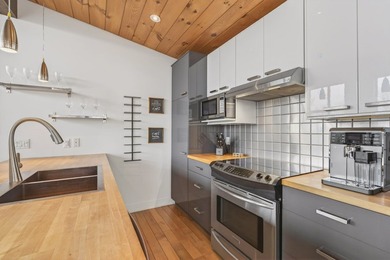 Stunning contemporary and inviting property with spectacular - photo 11