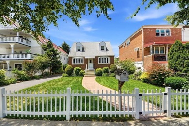 WELCOME to 195 Graff ave., in the vibrant community of Throggs - photo 1