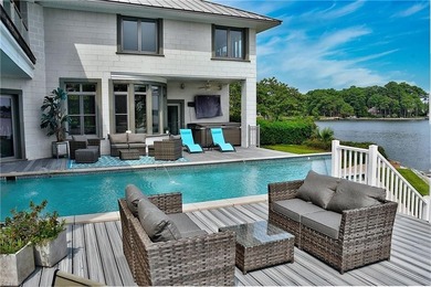 Indulge in luxury living with this breathtaking waterfront - photo 4