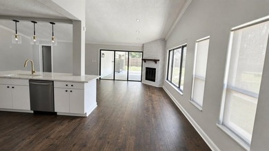 Short Sale. Spacious 3BD/3BA pool home in Errol Estate's - photo 3