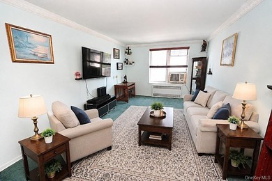 Bright and airy top-floor one-bedroom in the highly sought-after - photo 1