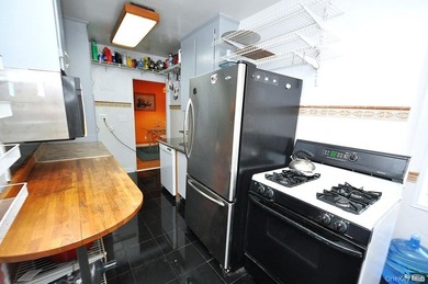 Bright and airy top-floor one-bedroom in the highly sought-after - photo 8