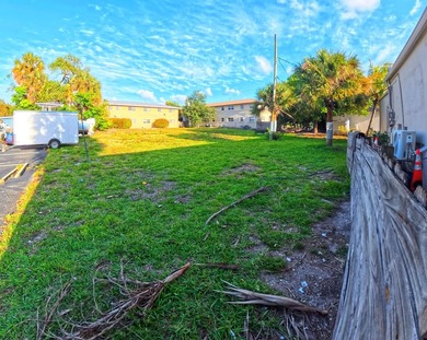 Well-maintained plaza generating income with established tenants - photo 3