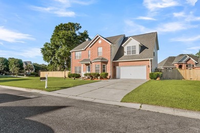 Welcome Home to 319 Lindrick Court! A Stunning Colonial-Style - photo 3