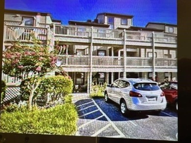 LOCATION LOCATION - WALKABLE OR GOLF CART TO THE BEACH. QUIET - photo 1