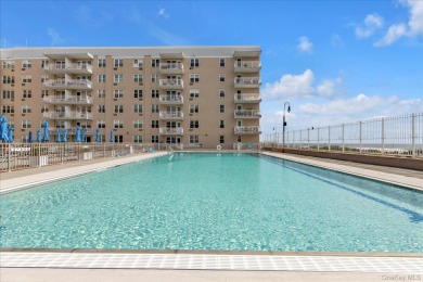 (private lake, pond, coastal) Home Sale Pending in Long Beach New York