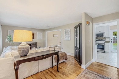 Welcome home to this beautifully maintained 4 bedrooom, 2.5 bath - photo 6