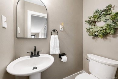 Welcome home to this beautifully maintained 4 bedrooom, 2.5 bath - photo 7