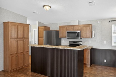 Charming 2-bedroom, 2-bath lakefront home with detached - photo 13