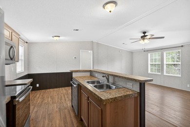 Charming 2-bedroom, 2-bath lakefront home with detached - photo 15