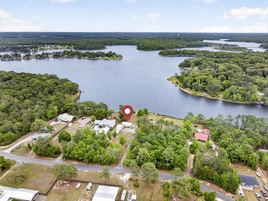 Charming 2-bedroom, 2-bath lakefront home with detached - photo 31