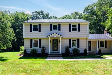 This beautifully updated, turn-key Colonial perfectly pairs - photo 2