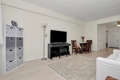 Freshly updated with a crisp, neutral palette and contemporary - photo 5