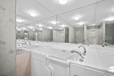 Rare Waterfront Villa in Indian Springs. This end-unit villa - photo 17