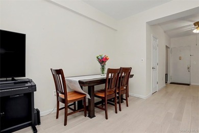 Freshly updated with a crisp, neutral palette and contemporary - photo 7