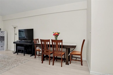 Freshly updated with a crisp, neutral palette and contemporary - photo 8