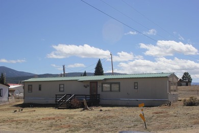 This older single wide trailer has been beautifully kept! Comes - photo 1