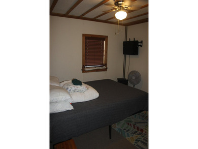 This older single wide trailer has been beautifully kept! Comes - photo 2
