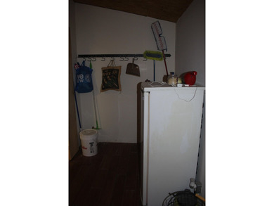 This older single wide trailer has been beautifully kept! Comes - photo 4