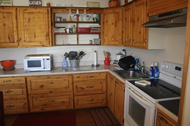 This older single wide trailer has been beautifully kept! Comes - photo 5