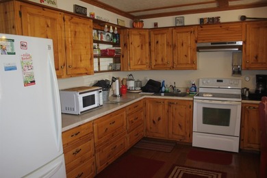 This older single wide trailer has been beautifully kept! Comes - photo 6