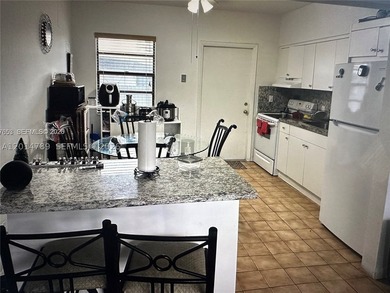 Well-maintained duplex featuring a brand-new roof, ideally - photo 3