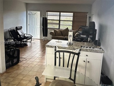 Well-maintained duplex featuring a brand-new roof, ideally - photo 4