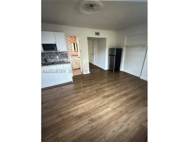 Well-maintained duplex featuring a brand-new roof, ideally - photo 5