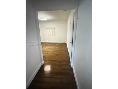 Well-maintained duplex featuring a brand-new roof, ideally - photo 6