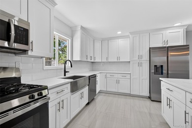 Welcome to this spacious renovated 5-bedroom, 2& half-bathroom - photo 12