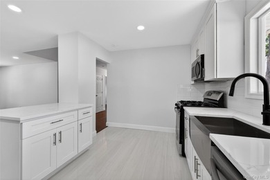 Welcome to this spacious renovated 5-bedroom, 2& half-bathroom - photo 13