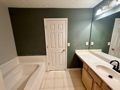Spacious 3-bedroom, 2- and 1/2bath townhome located in a gated - photo 34