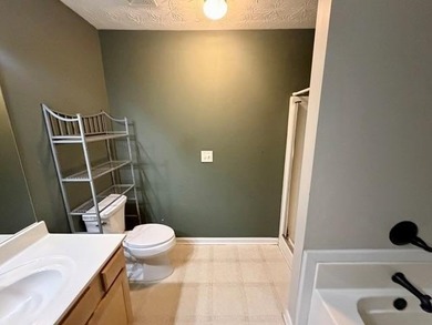 Spacious 3-bedroom, 2- and 1/2bath townhome located in a gated - photo 36
