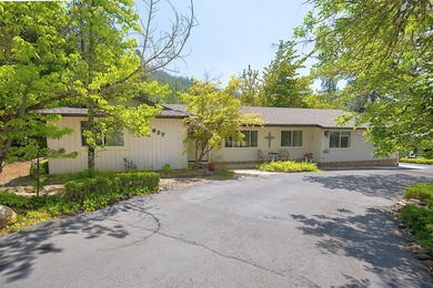 (private lake, pond, coastal) Home For Sale in Grants Pass Oregon