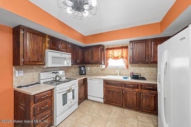 Beautifully maintained smart two-family home in a prime - photo 11