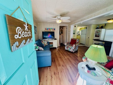 ADORABLE 2 BED/2 BATH BEACH BUNGALOW WITH CONCRETE DRIVEWAY - photo 4