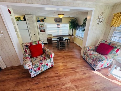 ADORABLE 2 BED/2 BATH BEACH BUNGALOW WITH CONCRETE DRIVEWAY - photo 8
