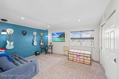 Beautifully maintained smart two-family home in a prime - photo 18