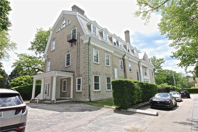 Immaculate Penthouse Condominium in a Desirable Kay/Catherine - photo 3