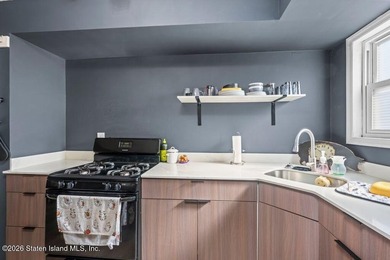 Beautifully maintained smart two-family home in a prime - photo 26